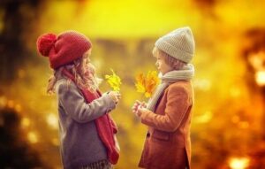 Deux enfants portant d'élégants vêtements d'automne de marque.