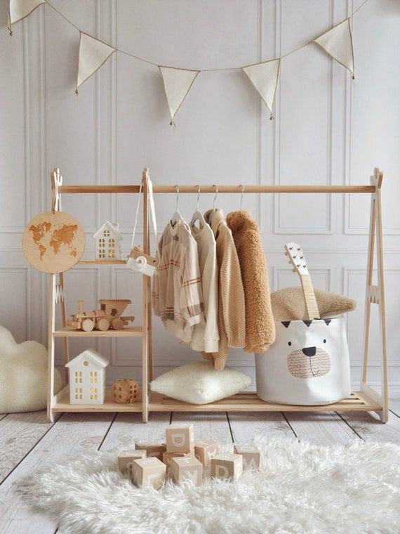 Portant en bois avec des vêtements d'automne pour enfants d'une marque tendance.