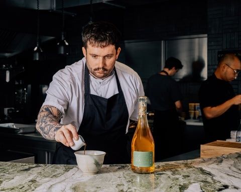 Cuisinier préparant une boisson près d