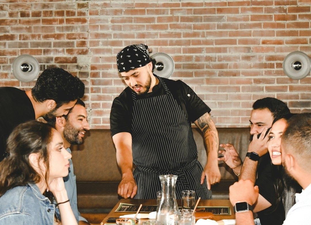 Un cuisinier échange avec une équipe réunie autour d
